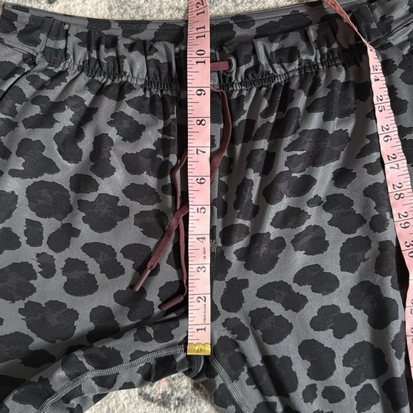 Lululemon Jet Crop in Cherry Cheetah Dark Slate Black - Picture 7 of 10